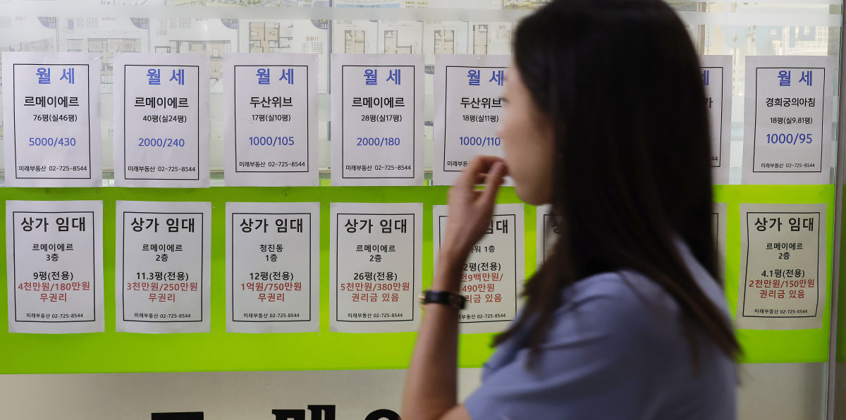 ▲서울 시내 한 부동산에 매물 안내문이 게시돼 있다. (사진제공=뉴시스)