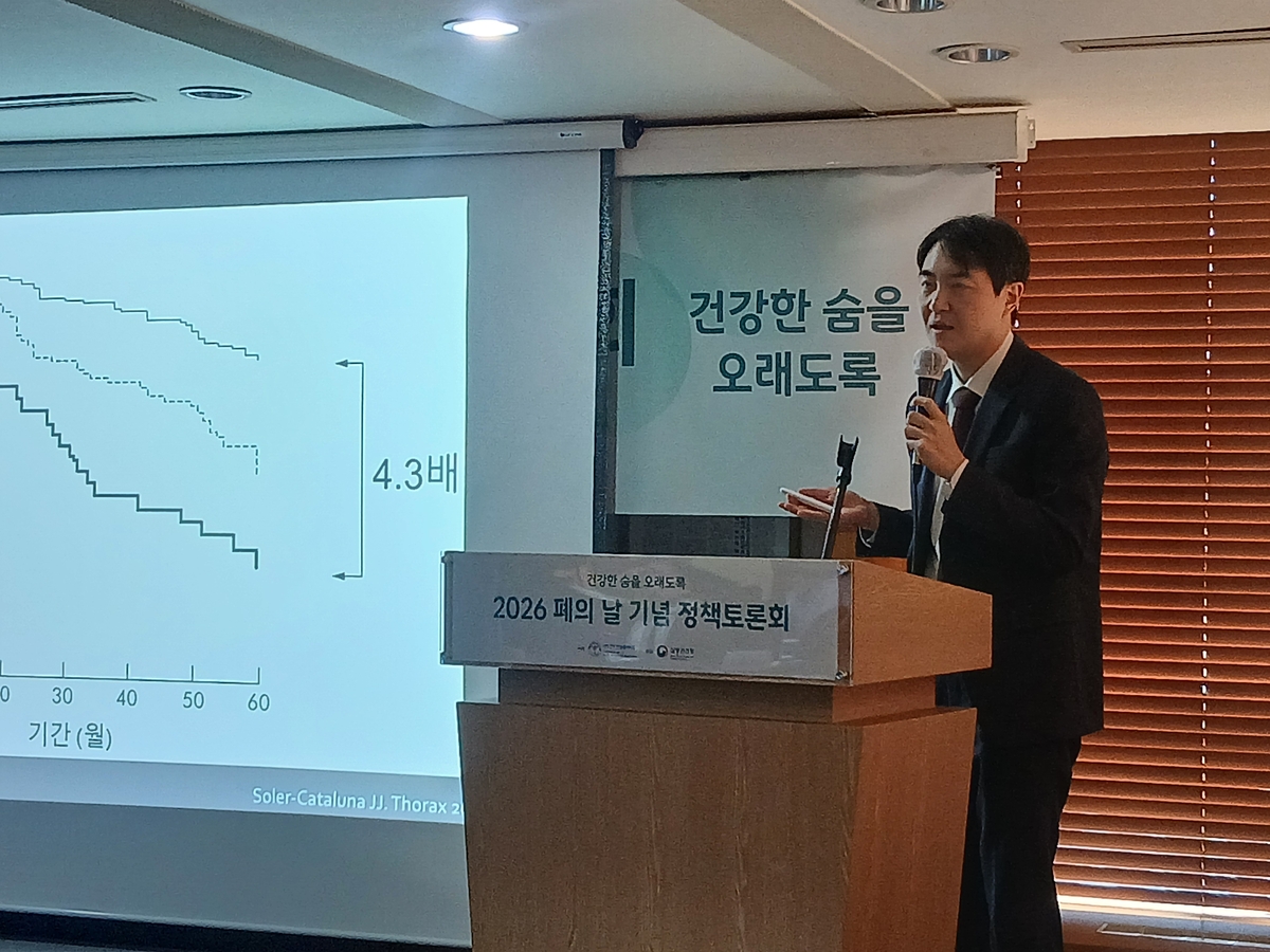 ▲14일 서울 중구 한국프레스센터에서 대한결핵 및 호흡기학회가 ‘건강한 숨을 오래도록’이라는 주제로 ‘폐의 날’ 정책토론회를 개최한 가운데 이진국 간행이사(건국대의대 호흡기알레르기내과 교수)가 발표 중이다.(한성주 기자 hsj@)