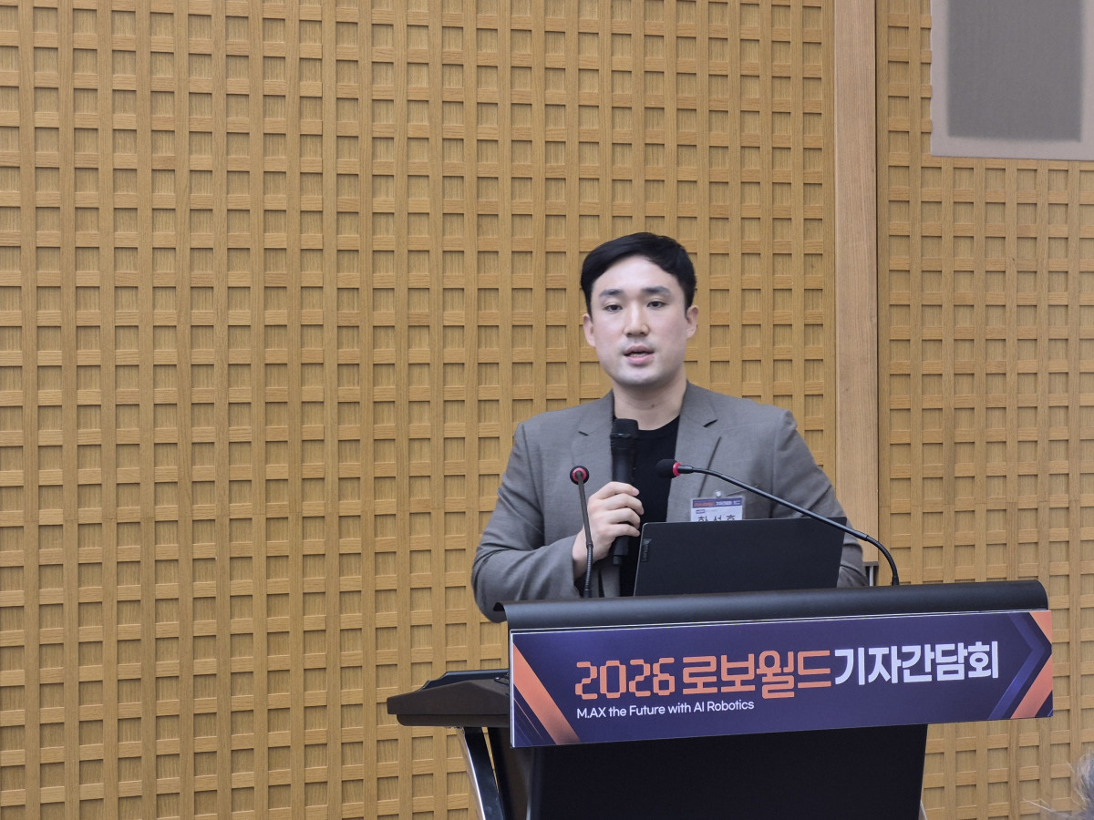 ▲황성훈 뉴로메카 로봇플랫폼사업본부장이 14일 서울 용산구 서울파트너스하우스에서 진행된 ‘2026 로보월드’ 기자간담회에서 발표를 하고 있다. 김연진 기자 yeonjin@