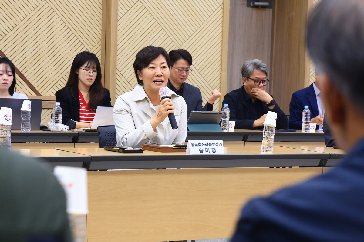 ▲송미령 농림축산식품부 장관이 14일 경남 함양군청에서 마을 이장들과 간담회를 열고 농지 조사 후속조치와 제도개선 방향을 설명하고 있다. (사진제공=농림축산식품부)