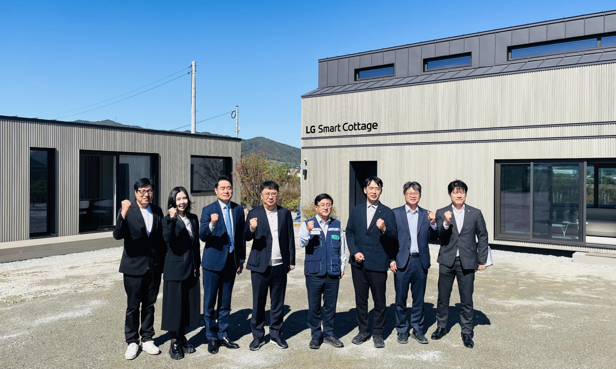 ▲LG전자가 14일 충북 진천군에 위치한 ‘LG 스마트코티지 빌리지’에서 김성환 기후에너지환경부 장관에게 AI 가전과 냉난방공조(HVAC), 에너지 기술을 결합한 주거 솔루션을 소개했다. (왼쪽에서 네번째부터) LG전자 HS사업본부장 백승태 부사장, 기후에너지환경부 김성환 장관, LG 스마트코티지 조연우 대표 (사진=LG전자)