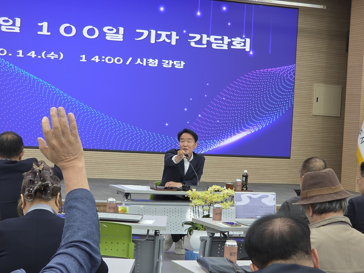 ▲황병직 영주시장이 14일 시청 강당에서 열린 취임 100일 기자회견에서 질문할 기자를 지목하고 있다. 이용호기자 (영주시)