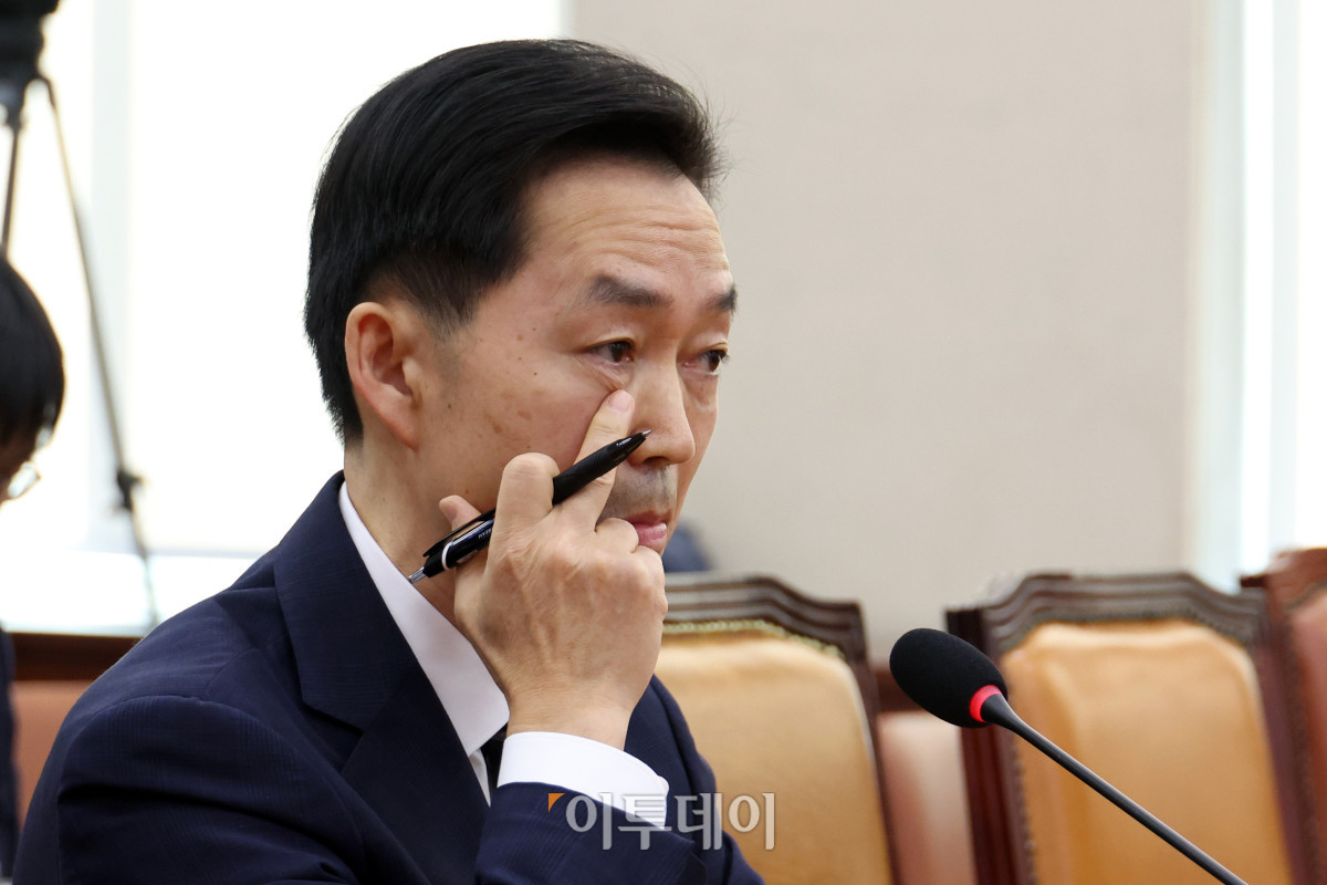 ▲김영훈 고용노동부 장관이 13일 서울 여의도 국회 기후에너지환경노동위원회에서 열린 국정감사에 참석하고 있다. 고이란 기자 photoeran@