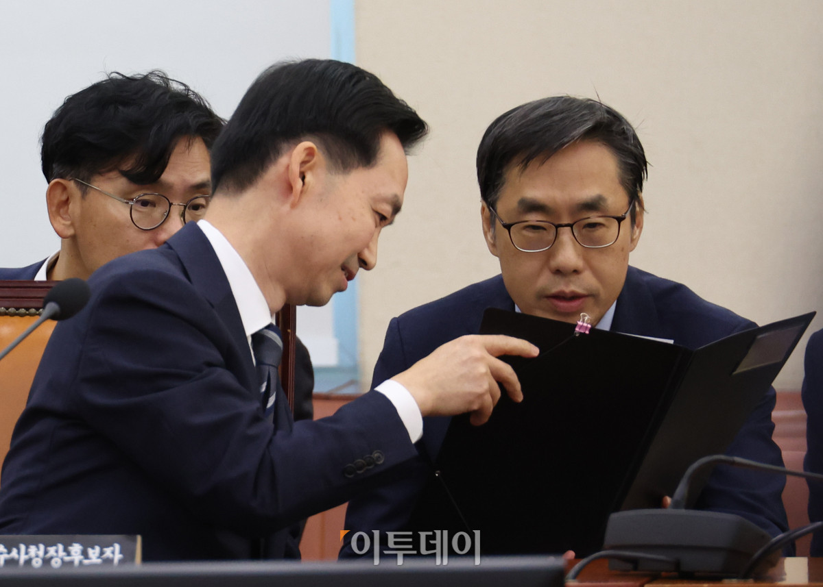 ▲김지용 중대범죄수사청장 후보자가 14일 서울 여의도 국회 행정안전위원회에서 열린 인사청문회에서 관계자와 대화하고 있다. 고이란 기자 photoeran@