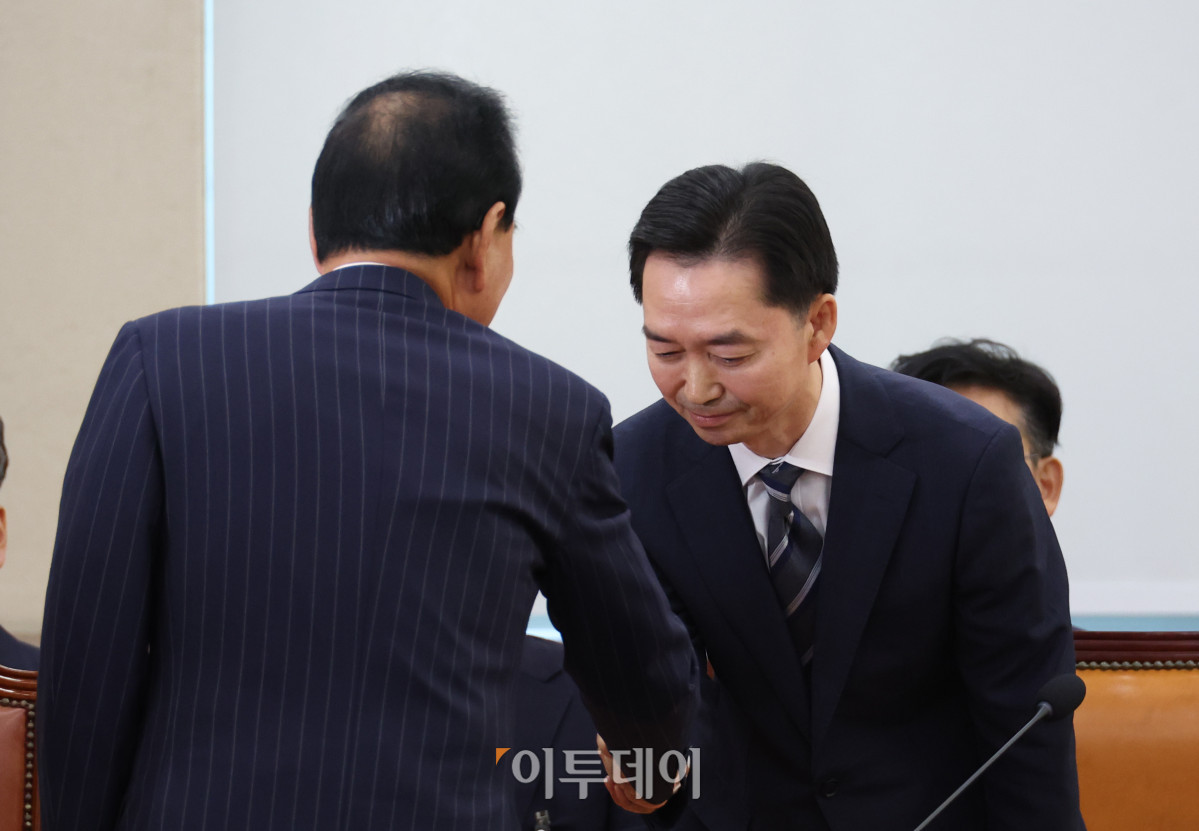 ▲김지용(오른쪽) 중대범죄수사청장 후보자가 14일 서울 여의도 국회 행정안전위원회에서 열린 인사청문회에서 박덕흠 국민의힘 의원과 인사하고 있다. 고이란 기자 photoeran@