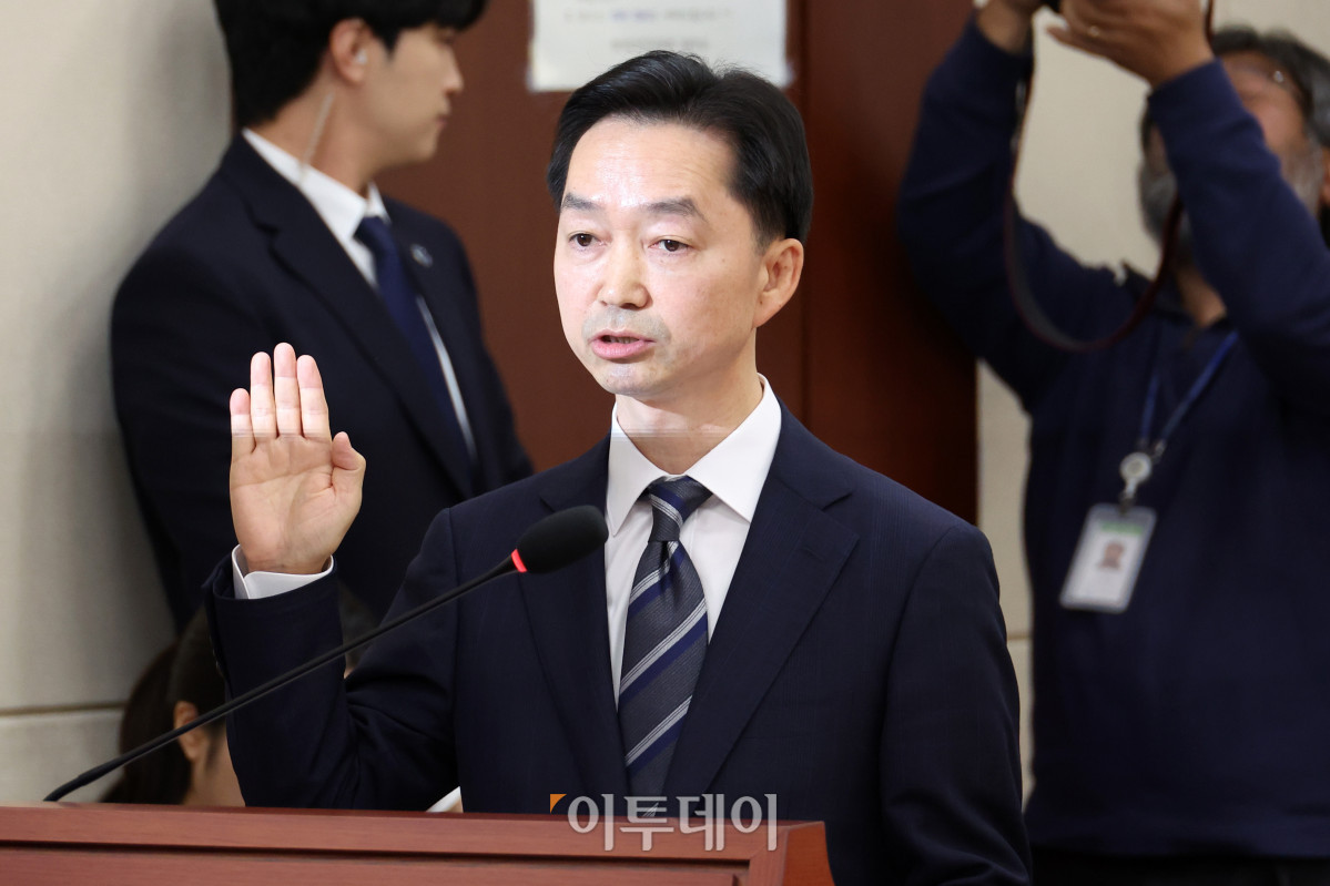 ▲김지용 중대범죄수사청장 후보자가 14일 서울 여의도 국회 행정안전위원회에서 열린 인사청문회에서 선서를 하고 있다. 고이란 기자 photoeran@