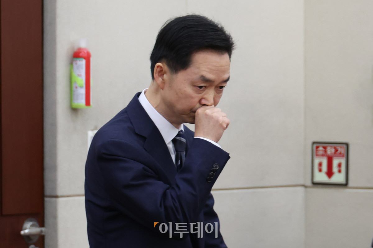 ▲김지용 중대범죄수사청장 후보자가 14일 서울 여의도 국회 행정안전위원회에서 열린 인사청문회에서 선서를 마치고 자리로 향하고 있다. 고이란 기자 photoeran@