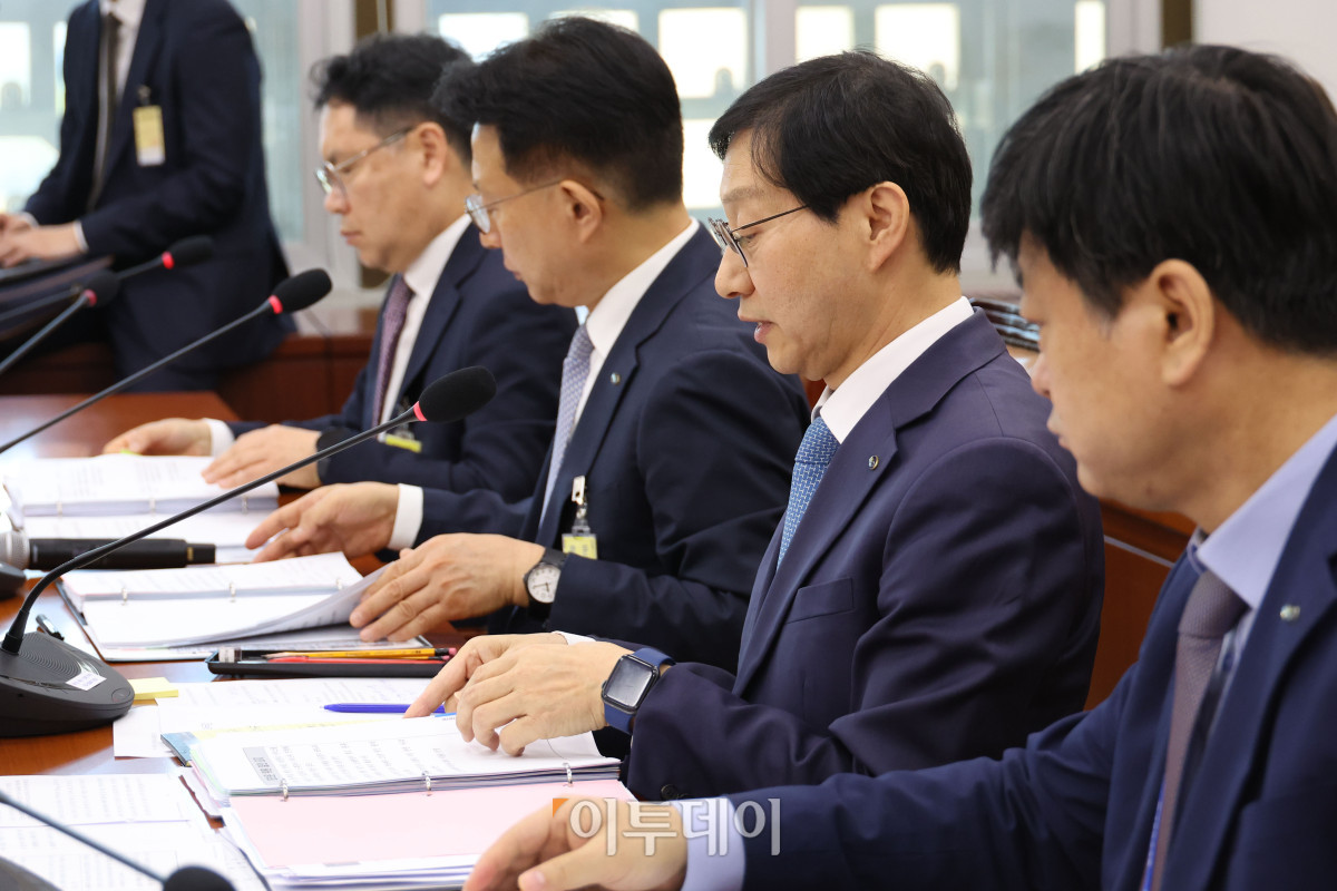 ▲김성주 국민연금공단 이사장이 14일 서울 여의도 국회 보건복지위원회에서 열린 국정감사에서 자료를 살펴보고 있다. 고이란 기자 photoeran@