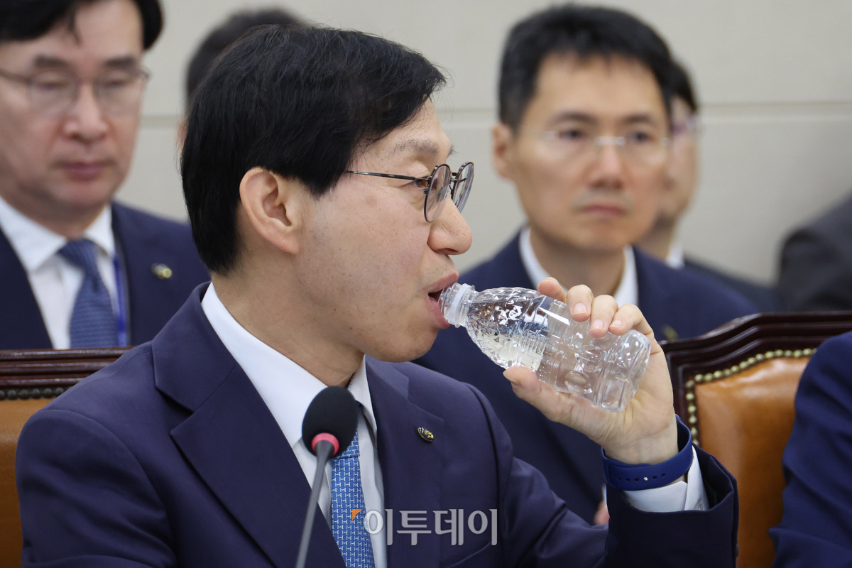 ▲김성주 국민연금공단 이사장이 14일 서울 여의도 국회 보건복지위원회에서 열린 국정감사에서 물을 마시고 있다. 고이란 기자 photoeran@