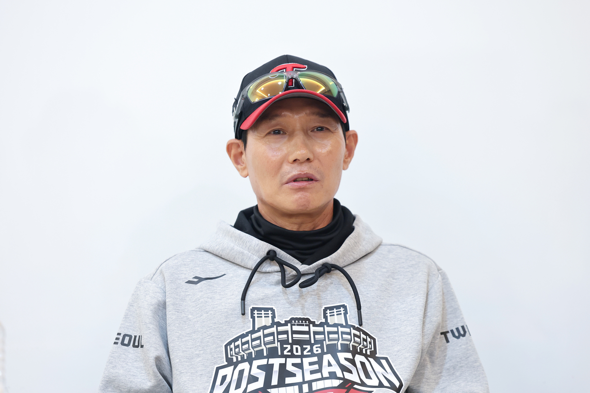 ▲LG 트윈스 염경엽 감독이 14일 서울 잠실야구장에서 두산 베어스와의 2026 신한 SOL KBO 포스트시즌 와일드카드 결정전 1차전을 앞두고 취재진과 인터뷰하고 있다. (연합뉴스)