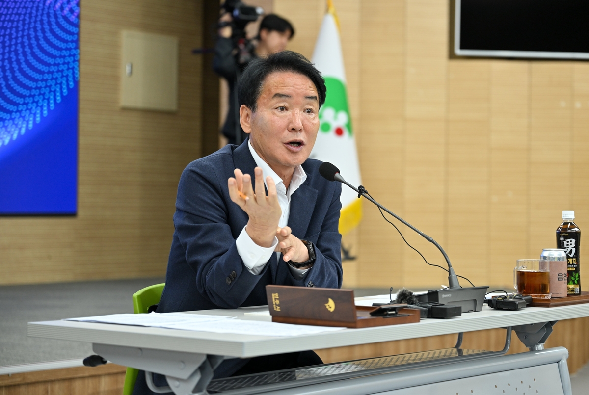 ▲황병직 영주시장이 14일 시청 강당에서 기자회견을 열고 기자들의 질문에 답변하고 있다. (영주시)