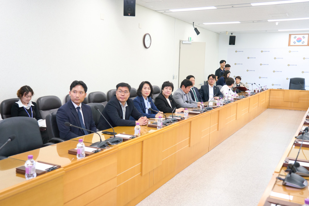 ▲용인특례시의회 의원들이 12일 의회 4층 대회의실에서 열린 장애인식개선 교육에 참석해 강의를 듣고 있다. (용인특례시의회)