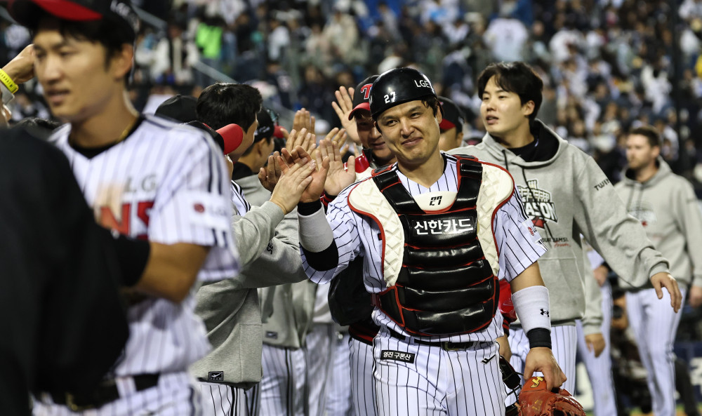 ▲14일 서울 잠실야구장에서 열린 2026 신한 SOL KBO 포스트시즌 와일드카드 결정전 1차전 두산 베어스와 LG 트윈스의 경기. 4-1로 승리한 LG 선수들이 승리를 자축하고 있다. (연합뉴스)
