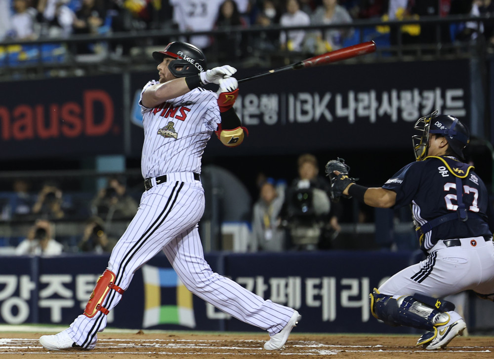 ▲14일 서울 잠실야구장에서 열린 2026 신한 SOL KBO 포스트시즌 와일드카드 결정전 1차전 두산 베어스와 LG 트윈스의 경기. 1회말 1사 1루 LG 오스틴이 투런 홈런을 치고 있다. (연합뉴스)