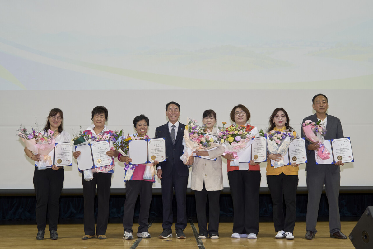 ▲전남광주특별시 구례군 2026년 양성평등주간 기념행사에서 유공자들을 표창하고 기념촬영을 하고 있다. (구례군)