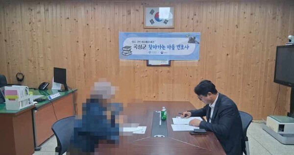 ▲전남광주특별시 곡성군 입면에서 진행된 찾아가는 마을변호사에서 한 주민이 변호사로부터 무료 법률 상담을 받고 있다. (곡성군)