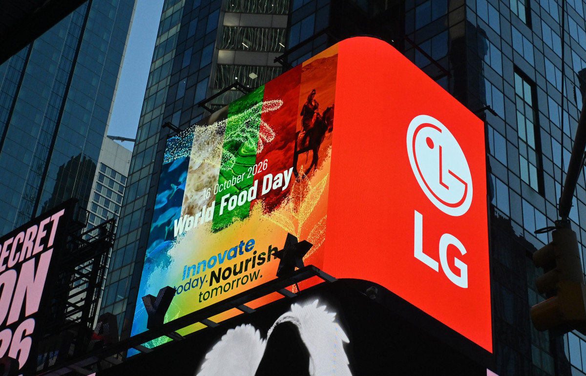▲LG전자가 세계 식량의 날(10월 16일)을 맞아 미국 뉴욕 타임스스퀘어 옥외전광판에서 국제연합식량농업기구(UNFAO)가 제작한 캠페인 영상을 상영하고 있다. (사진제공=LG전자)