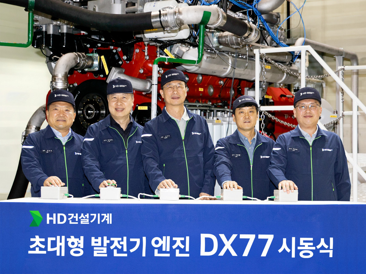 ▲문재영(중앙) HD건설기계 사장 등 HD건설기계 임직원들이 군산 캠퍼스에서 DX77 발전용 디젤 엔진 시동식을 진행한 후 기념 촬영을 하고 있다. (사진제공=HD건설기계)