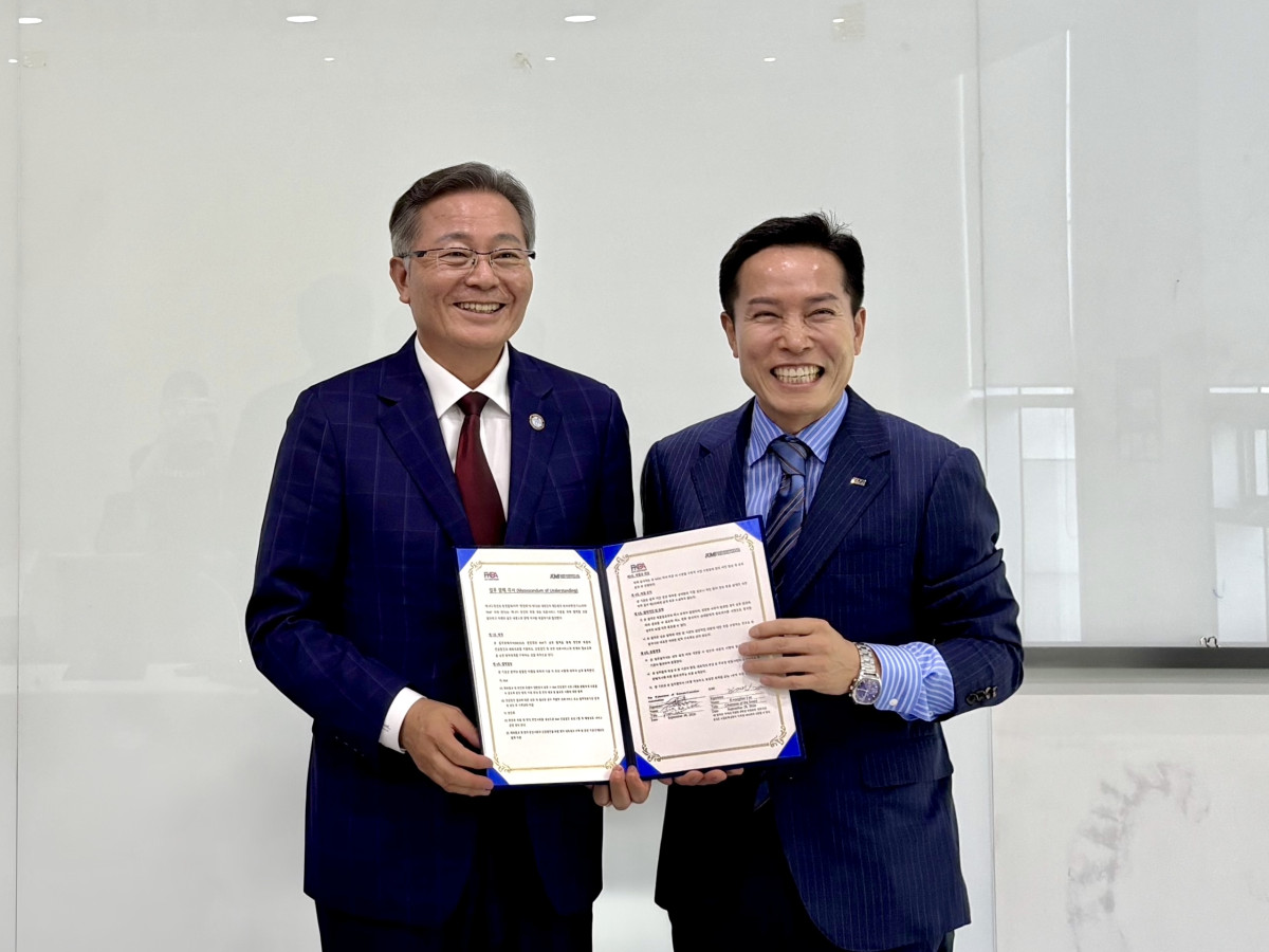 ▲김대진(오른쪽) KMI한국의학연구소 사업전략실장과 이석로 캐나다한인회총연합회장이 캐나다 지역 재외동포의 건강증진을 위한 업무협약을 체결하고 기념촬영을 하고 있다. (사진제공=KMI한국의학연구소)