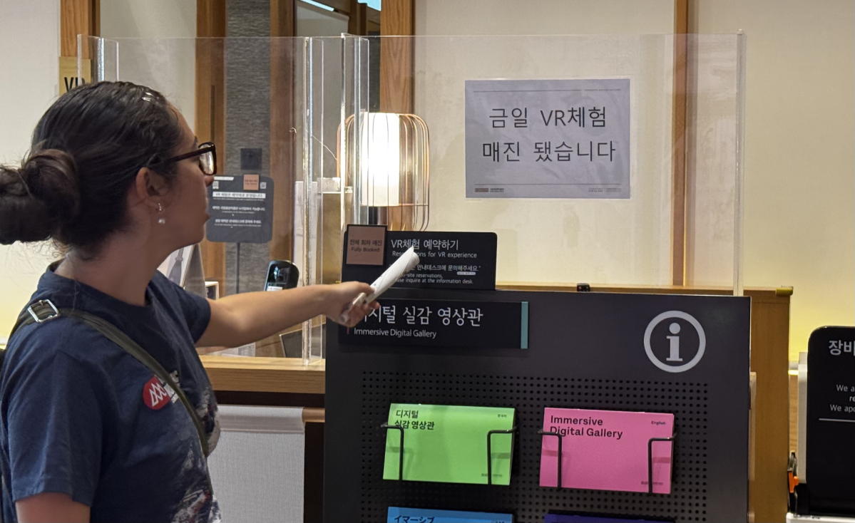 ▲14일 오후 4시경 국립중앙박물관 디지털 실감 영상관2에 VR 체험이 매진됐다는 안내문 앞에서 외국인 관광객이 안타까워 하며 발걸음을 돌리고 있다. (사진=김가영 수습기자 gozero@)