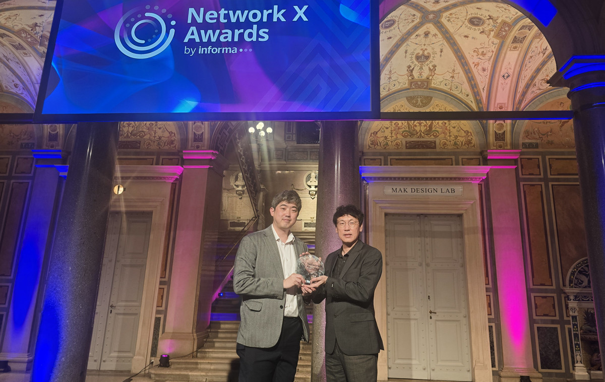 ▲SKT는 글로벌 ICT 미디어·리서치 기업 인포마가 주관하는 네트워크 엑스(Network X) 어워드에서 통신 네트워크의 AX 기술 경쟁력을 인정받아 ‘가장 혁신적인 5G 통신 서비스’ 부문을 수상했다고 15일 밝혔다.사진은 나민수 SKT Biz Tech팀 매니저(왼쪽)와 신홍석 유선 Tech팀 매니저. (사진제공=SK텔레콤)