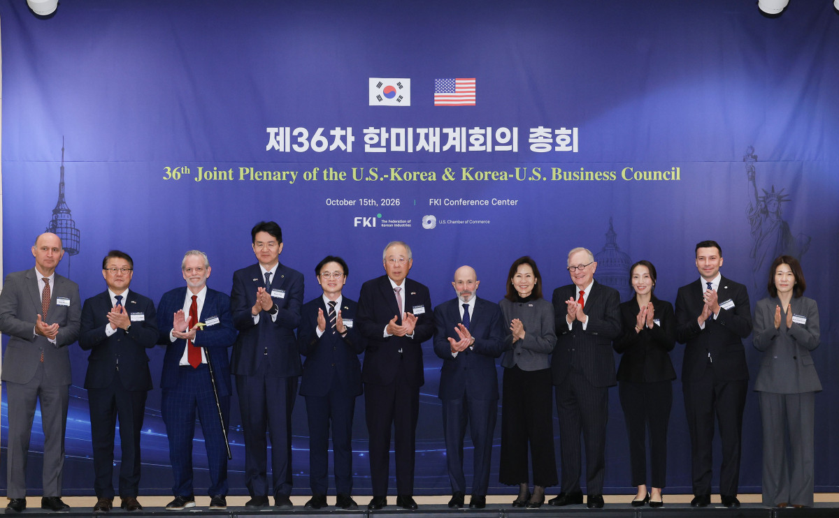 ▲김정관 산업부 장관과 류진 한국경제인협회 회장, 에반 그린버그 미한재계회의 위원장을 비롯한 관계자들이 15일 FKI타워 컨퍼런스센터에서 열린 ‘제36차 한미재계회의 총회’에 참석해 기념촬영을 하고 있다. 이날 회의에서는 조선, 반도체, 배터리, AI 인프라 및 에너지, 제약·바이오 등 전략·첨단 분야에서 협력을 더욱 공고히 하는 데 의견을 모았다. 사진 왼쪽부터 왼쪽 얀시 몰나르 처브 Vice President, 박승희 삼성전자 사장, 찰스 프리먼 미상의 부회장, 조원태 한진그룹 회장, 김정관 산업부 장관, 류진 한국경제인협회 회장, 에반 그린버그 미한재계회의 위원장, 미셸스틸 대사, 숀 스틸 변호사, 성래은 영원무역 부회장, 매튜 이바라 GM Managing Director, 조지은 라이나생명 코리아 사장 (한경협)