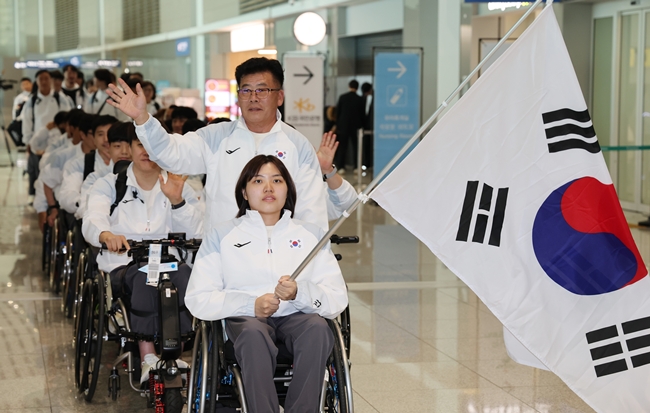 ▲14일 인천국제공항 제2여객터미널에서 열린 2026 아이치·나고야 장애인아시아경기대회 대한민국 선수단 출영식을 마친 선수단이 출국하고 있다. (연합뉴스)
