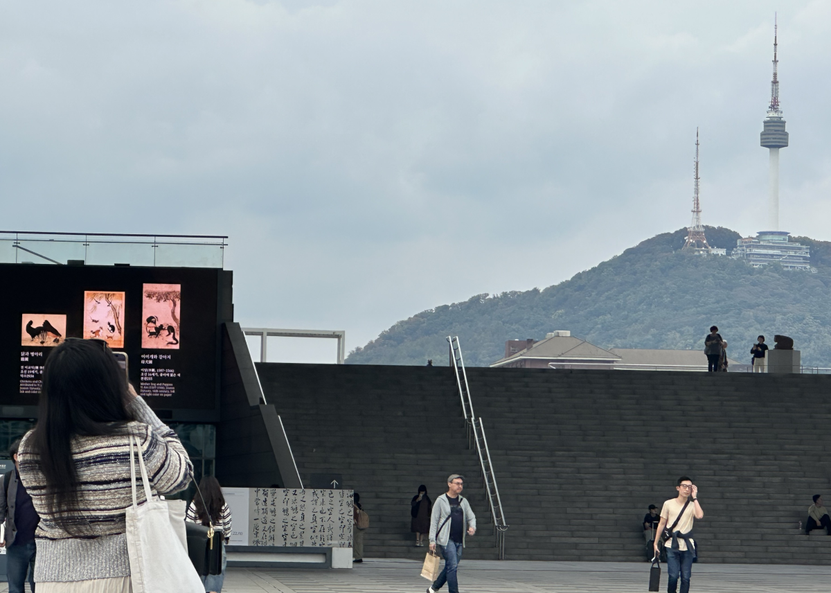 ▲14일 오후 서울 용산구 용산동 국립중앙박물관 열린광장 뒤로 남산과 N서울타워의 모습이 보인다. (사진=박재훈 수습기자 ident@)
