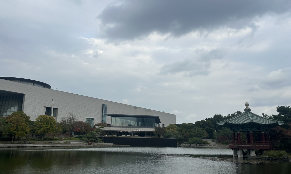 ▲14일 오후 찾은 서울 용산구 용산동 국립중앙박물관 전시관 앞 호수 미르못과 호수 반대편 미르정원 오른편에 청자정이 들어서 있다. (사진=박재훈 수습기자 ident@)