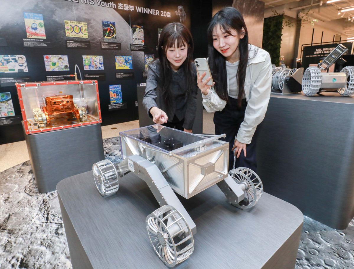 ▲15일 오전, 서울 영등포구에 위치한 더현대 서울 4층 '무인탐사연구소(UEL)' 팝업 행사장에서 고객들이 전시를 관람하고 있다. (사진제공=현대백화점)