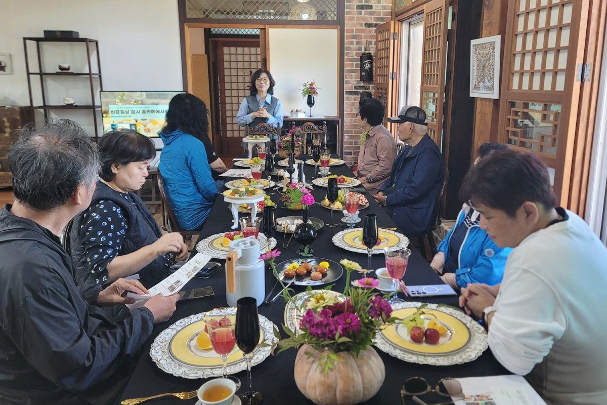▲예천스테이 참가자들이 덕유당 덧재한과에서 웰컴 티를 즐기고 있다. (예천군)