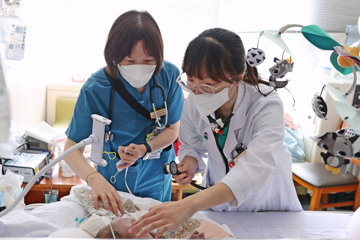 ▲서울아산병원 어린이병원 소아신속대응팀 의료진이 고위험군 소아 환자의 상태를 살펴보고 있다. (왼쪽부터)소아신속대응팀 임정훈 간호사, 박유경 소아청소년전문과 교수. (사진제공=서울아산병원)