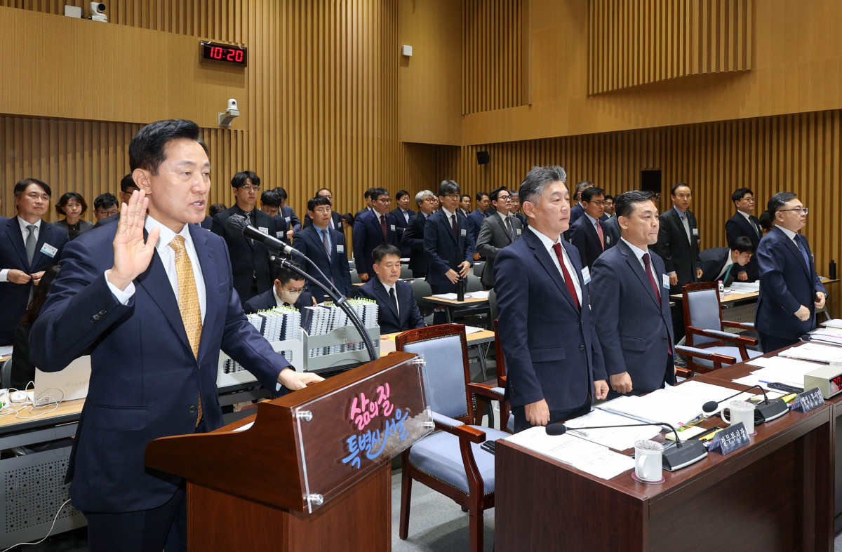 ▲오세훈 서울시장이 15일 서울 중구 서울시청에서 열린 국회 행정안전위원회의 서울시에 대한 국정감사에서 선서를 하고 있다. 신태현 기자 holjjak@