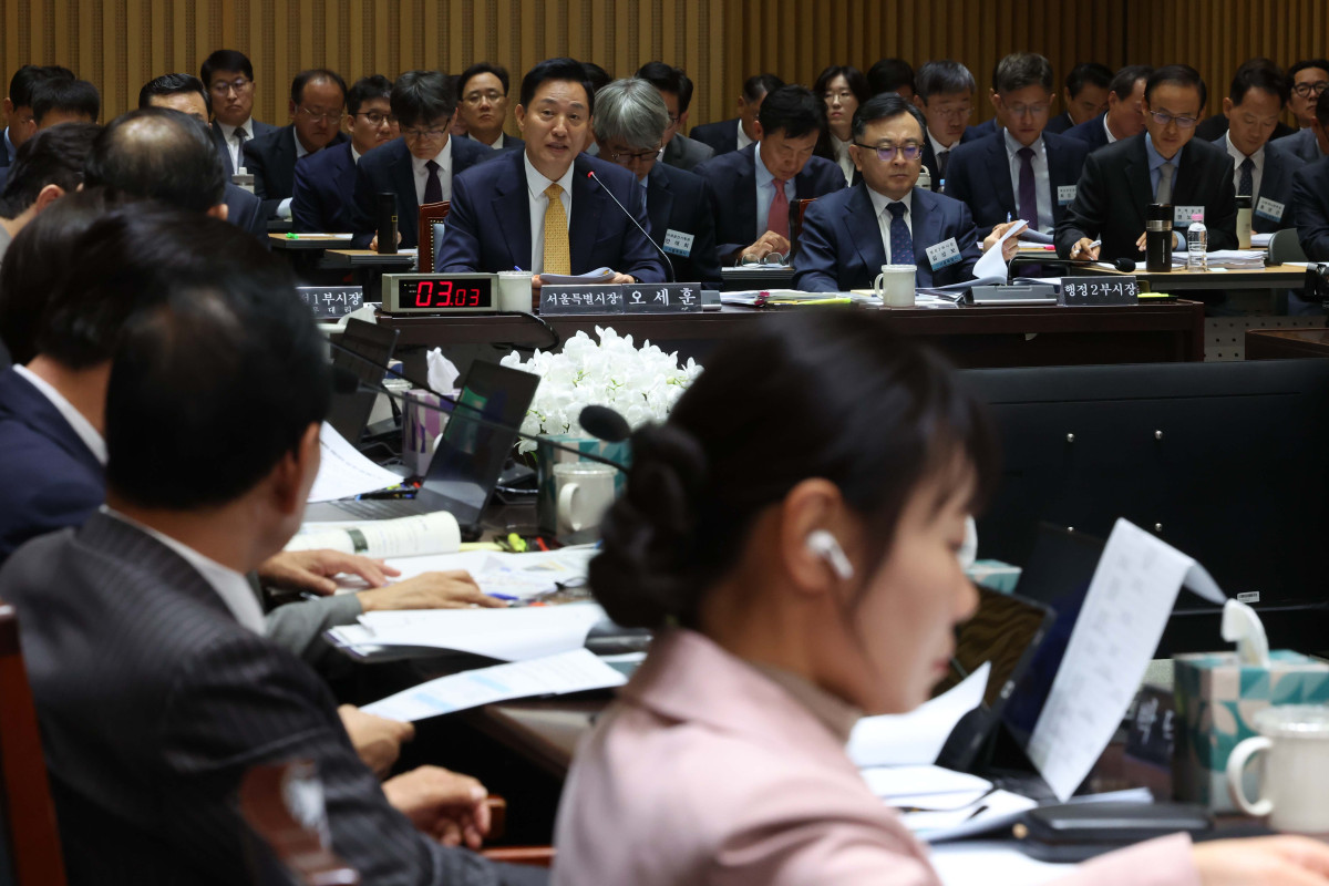 ▲오세훈 서울시장이 15일 서울 중구 서울시청에서 열린 국회 행정안전위원회의 서울시에 대한 국정감사에서 의원 질의에 답하고 있다. 신태현 기자 holjjak@