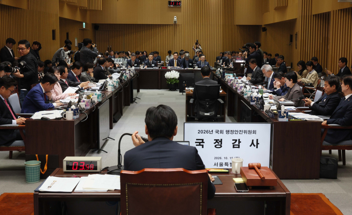 ▲오세훈 서울시장이 15일 서울 중구 서울시청에서 열린 국회 행정안전위원회의 서울시에 대한 국정감사에서 의원 질의에 답하고 있다. 신태현 기자 holjjak@