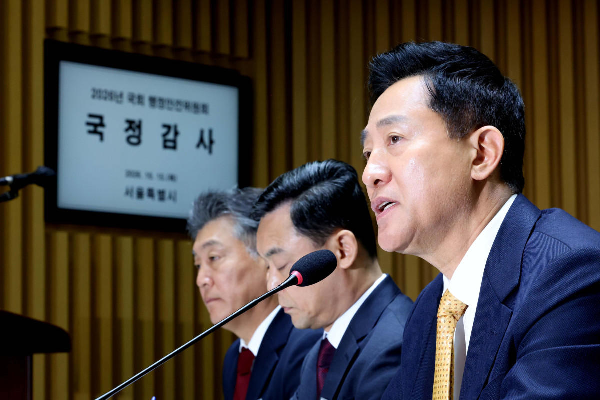 ▲오세훈 서울시장이 15일 서울 중구 서울시청에서 열린 국회 행정안전위원회의 서울시에 대한 국정감사에서 의원 질의에 답하고 있다. 신태현 기자 holjjak@