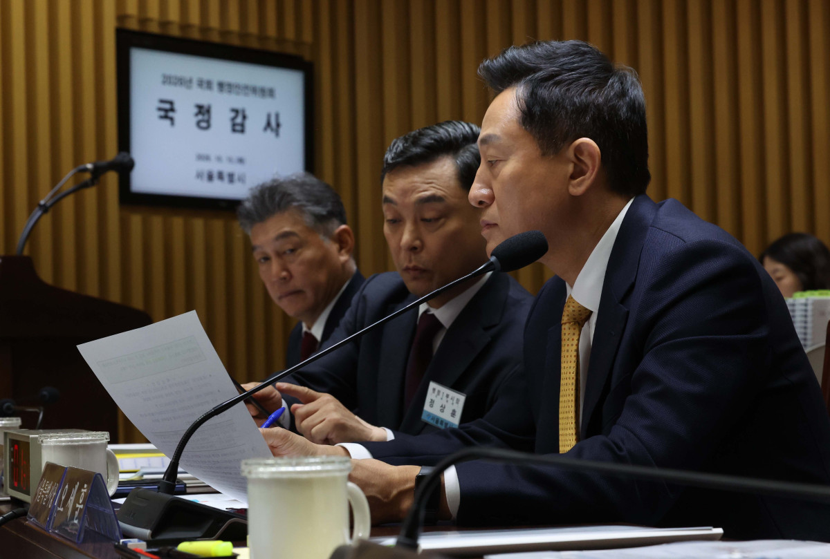 ▲오세훈 서울시장이 15일 서울 중구 서울시청에서 열린 국회 행정안전위원회의 서울시에 대한 국정감사에서 정상훈 행정1부시장과 대화하고 있다. 신태현 기자 holjjak@