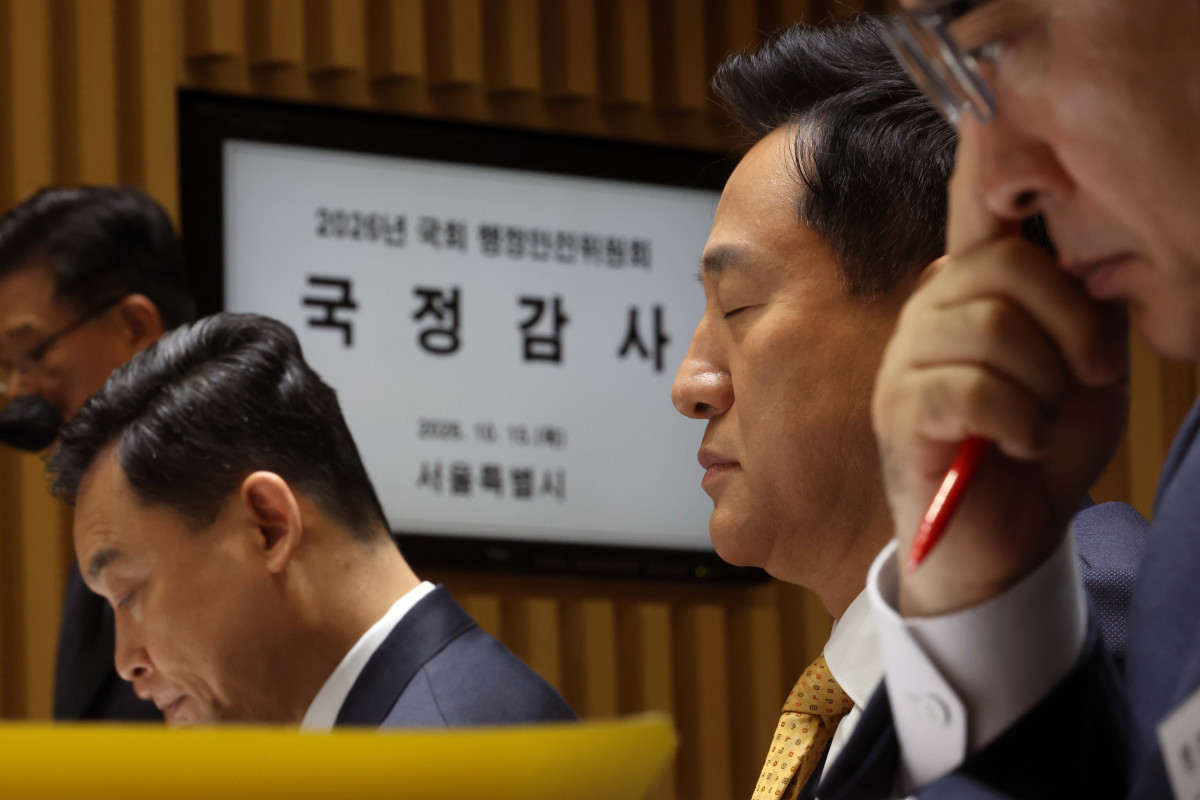▲오세훈 서울시장이 15일 서울 중구 서울시청에서 열린 국회 행정안전위원회의 서울시에 대한 국정감사에서 잠시 눈을 감고 있다. 신태현 기자 holjjak@