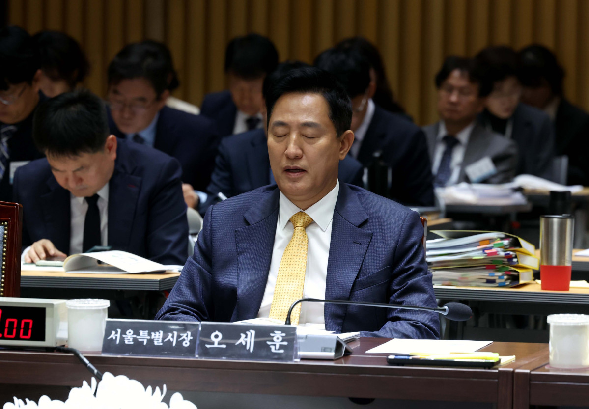 ▲오세훈 서울시장이 15일 서울 중구 서울시청에서 열린 국회 행정안전위원회의 서울시에 대한 국정감사에서 잠시 눈을 감고 있다. 신태현 기자 holjjak@