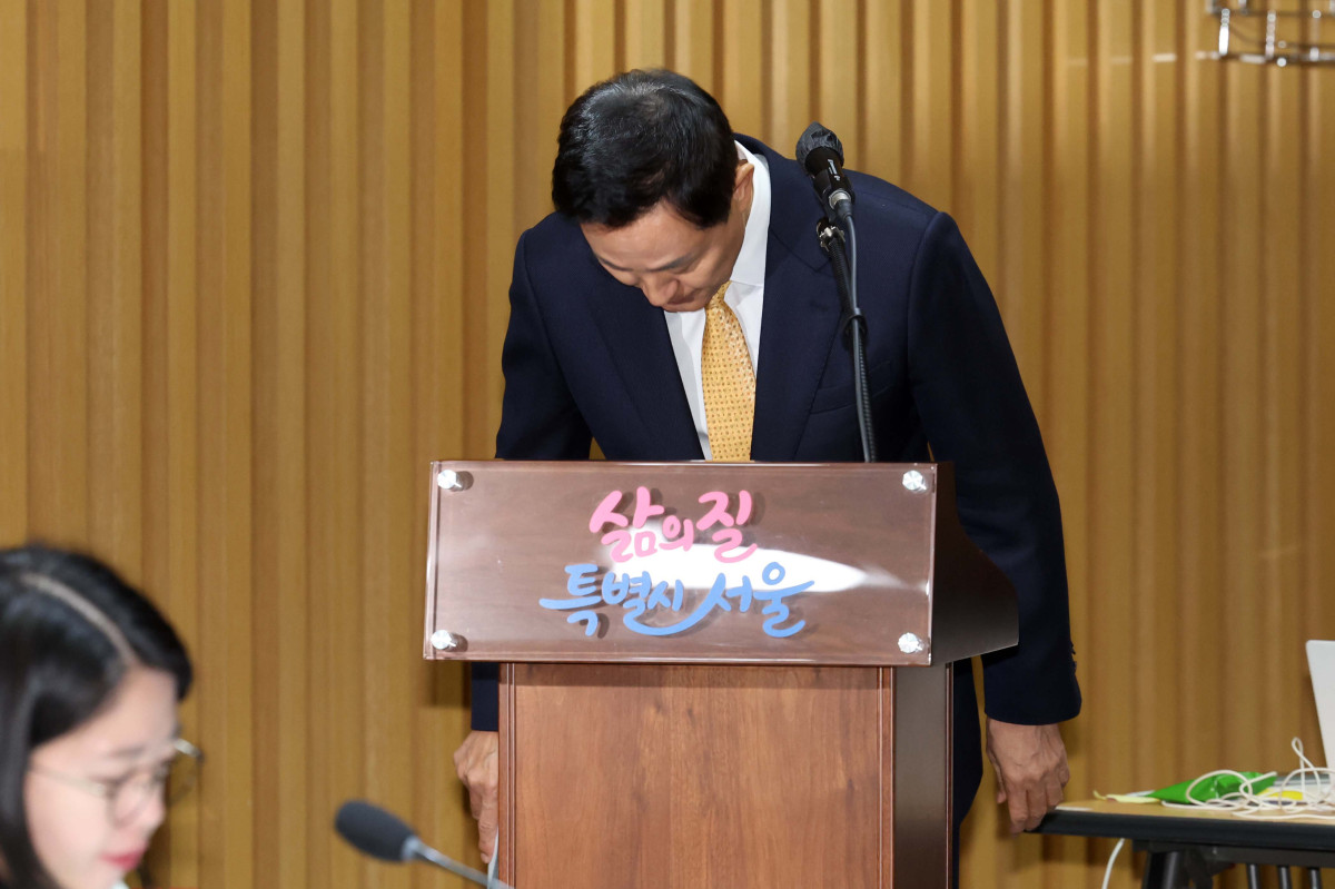 ▲오세훈 서울시장이 15일 서울 중구 서울시청에서 열린 국회 행정안전위원회의 서울시에 대한 국정감사에서 인사하고 있다. 신태현 기자 holjjak@