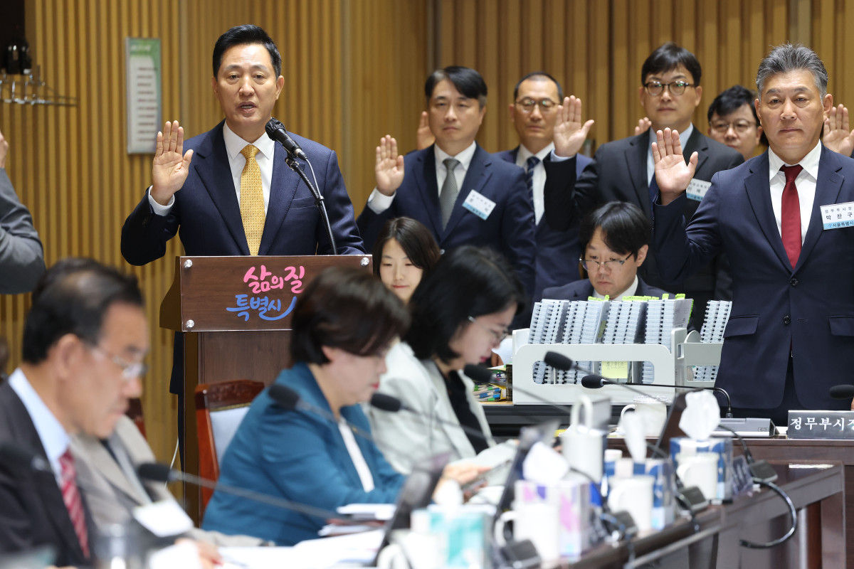 ▲오세훈 서울시장이 15일 서울 중구 서울시청에서 열린 국회 행정안전위원회의 서울시에 대한 국정감사에서 선서를 하고 있다. 신태현 기자 holjjak@