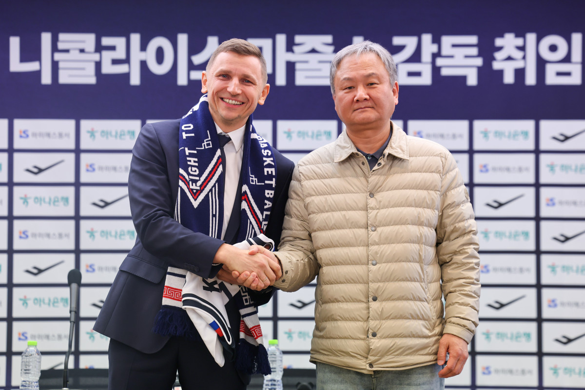 ▲니콜라이스 마줄스 농구 국가대표팀 감독(왼쪽)과 유재학 KBL 경기본부장. (연합뉴스)