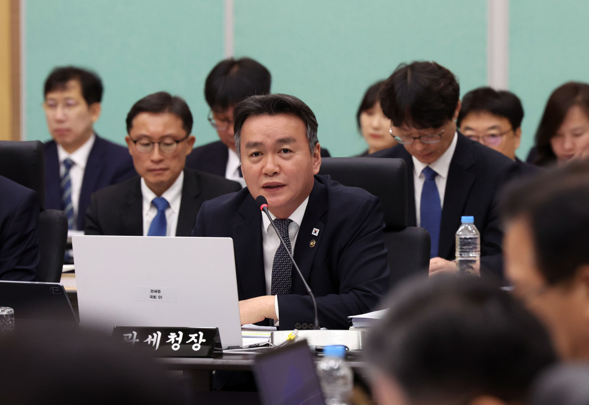 ▲15일 정부대전청사에서 열린 국회 재정경제위의 국가데이터처, 관세청, 조달청에 대한 국정감사에 출석한 이종욱 관세청장이 답변하고 있다. (연합뉴스)