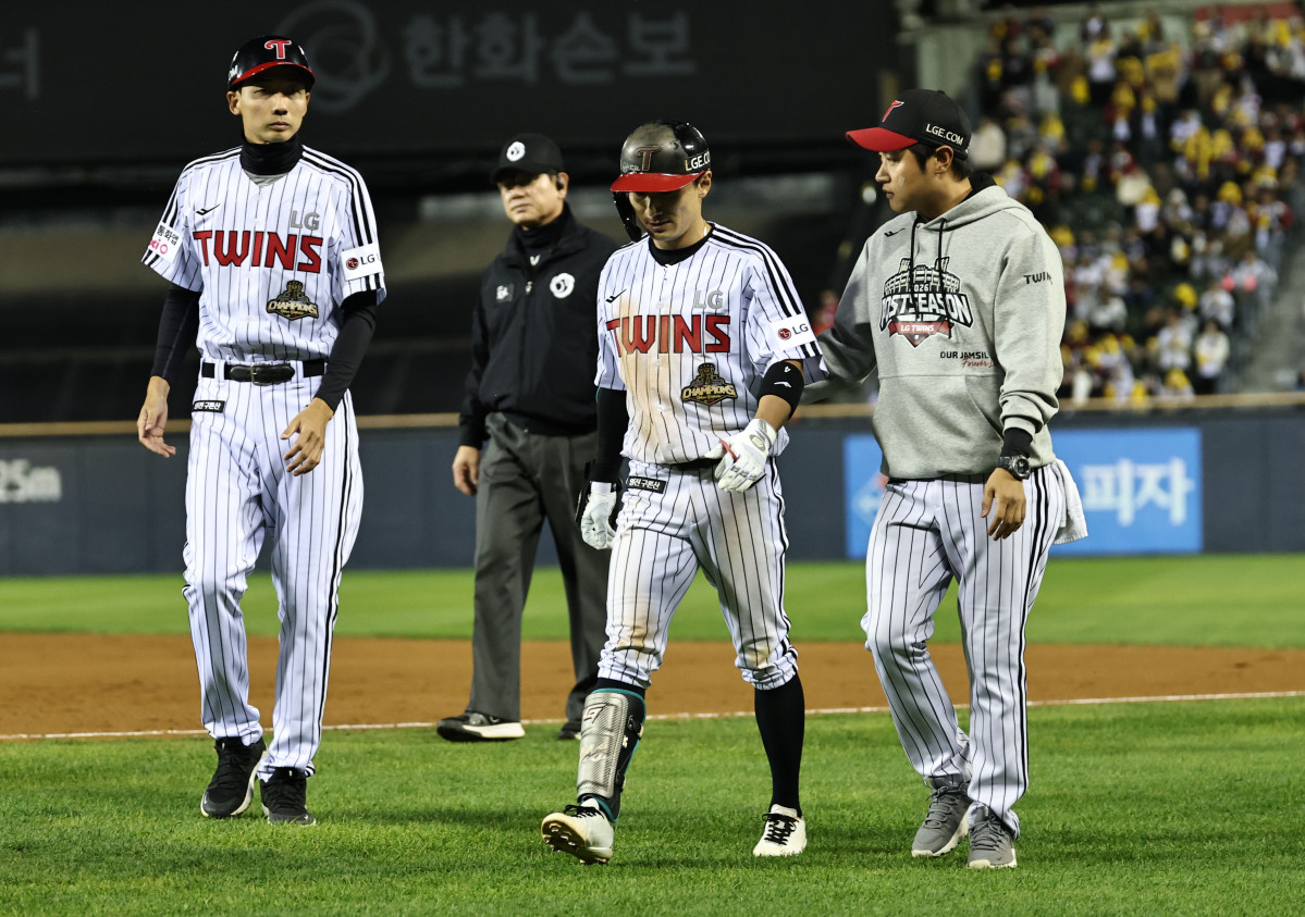 ▲14일 서울 잠실야구장에서 열린 2026 신한 SOL KBO 포스트시즌 와일드카드 결정전 1차전 두산 베어스와 LG 트윈스의 경기. 8회말 1사 1, 3루 LG 신민재가 스퀴즈 번트 성공 후 통증을 호소하며 교체되고 있다. (연합뉴스)