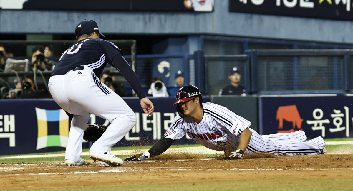▲14일 서울 잠실야구장에서 열린 2026 신한 SOL KBO 포스트시즌 와일드카드 결정전 1차전 두산 베어스와 LG 트윈스의 경기. 8회말 2사 1, 2루 LG 박해민 타석 때 1루 주자 이영빈이 폭투를 틈타 홈으로 쇄도하다 두산 이영하에게 태그아웃되고 있다. (연합뉴스)