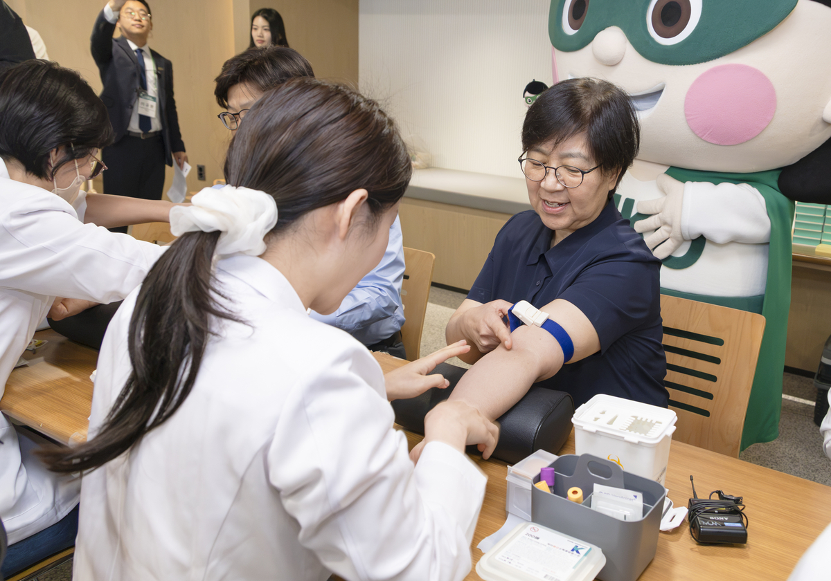 ▲정은경 보건복지부 장관이 15일 서울 서대문구 세브란스병원에서 열린 국가통합바이오빅데이터 구축사업 데이터 기증 행사에서 채혈을 하고 있다. (사진제공=보건복지부)