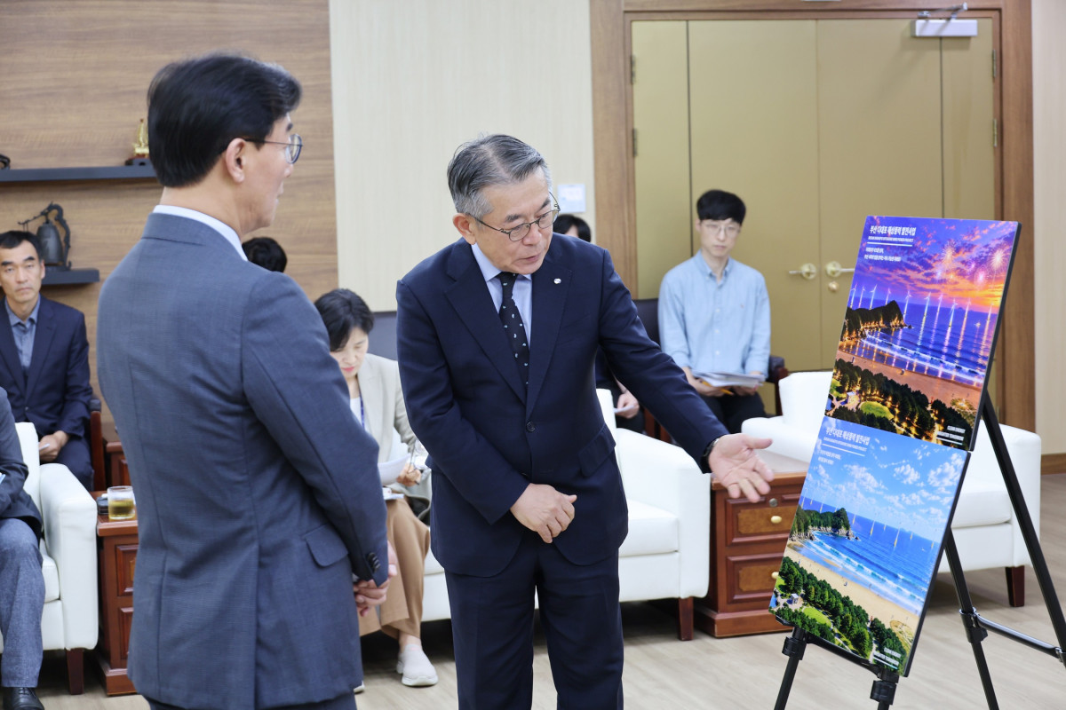 ▲한국남부발전 김준동 사장(오른쪽)이 14일 부산시청에서 전재수 부산시장(왼쪽)과 면담을 갖고 ‘다대포 해상풍력 발전사업’에 대해 설명하고 있다. (사진제공=한국남부발전)