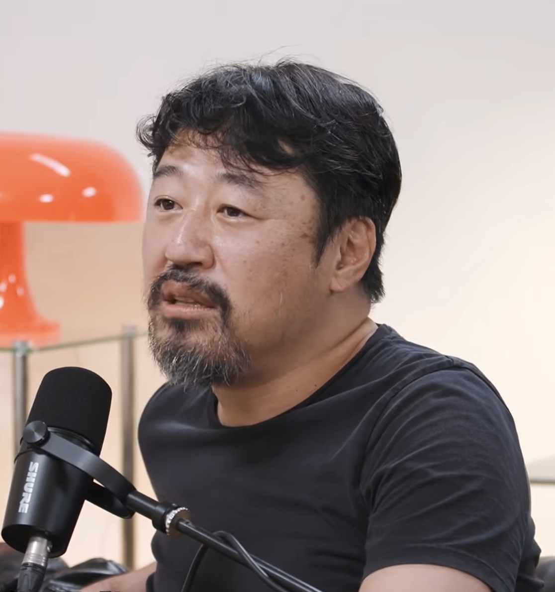 ▲박시영 영화 포스터 디자이너. (출처=유튜브 채널 '강남언니' 캡처)