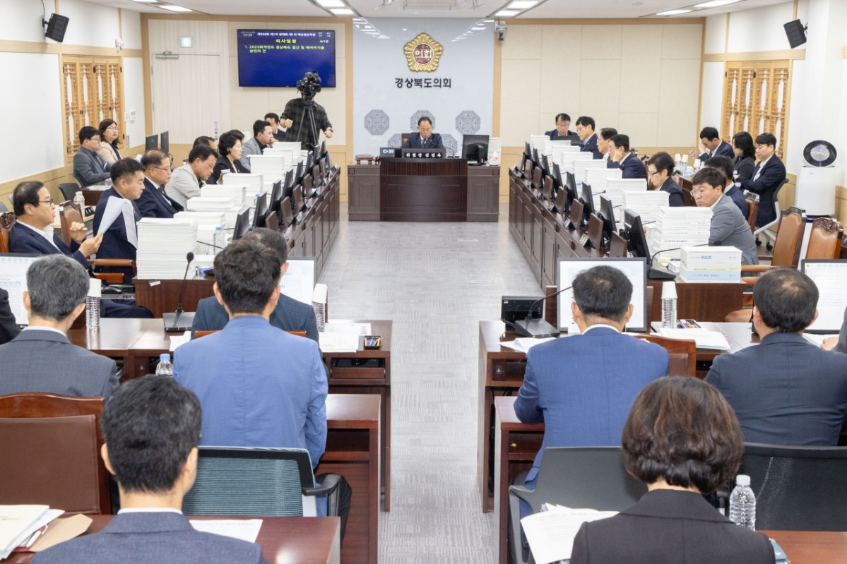 ▲경북도의회 예결특위 위원들이 2025회계연도 결산 및 예비비 지출 승인의 건에 대해 심사하고 있다. (경북도의회)