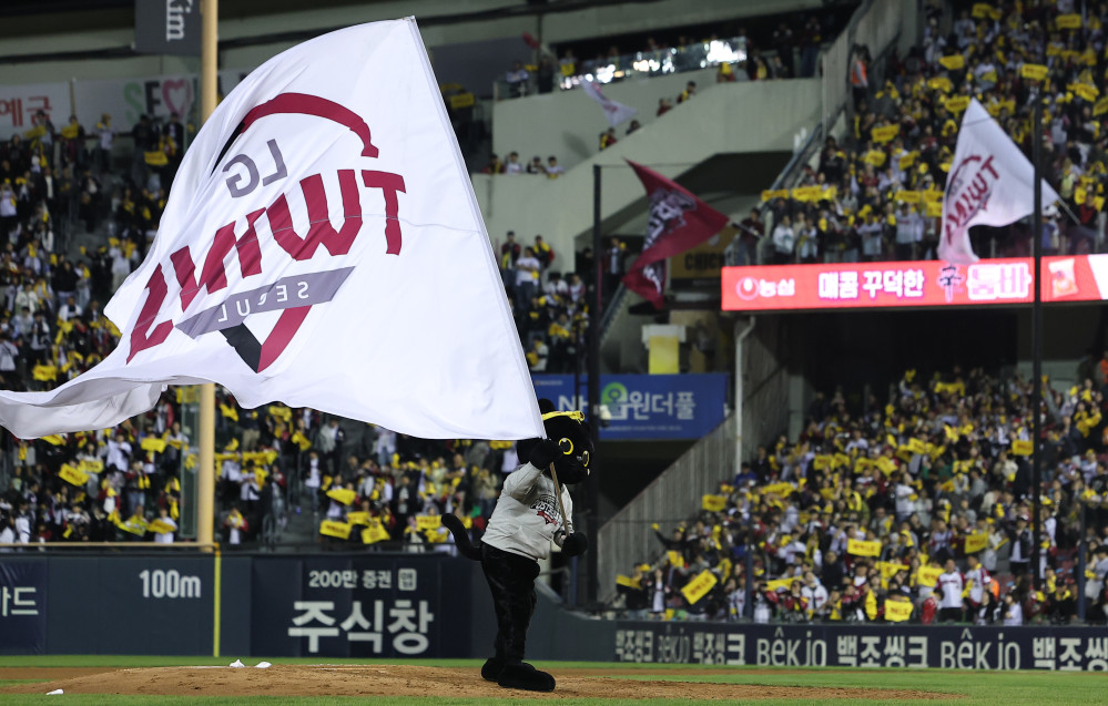 ▲14일 올 시즌을 끝으로 철거되는 서울 잠실야구장에서 두산 베어스와의 2026 신한 SOL KBO 포스트시즌 와일드카드 결정전 1차전에서 승리한 LG 마스코트 네로가 깃발을 흔들고 있다. (뉴시스)